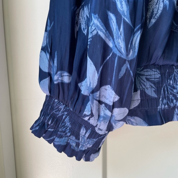 Chico’s Reversible Double Sided Satin Floral Jacket Size 2 - Picture 3 of 8